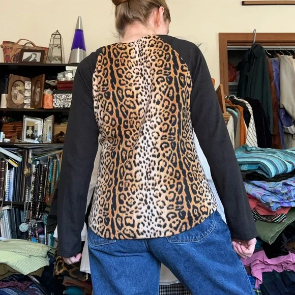 Betsey Johnson Fleece Leopard Print Top Sweater Size M Boho Glam Girly - Picture 2 of 11